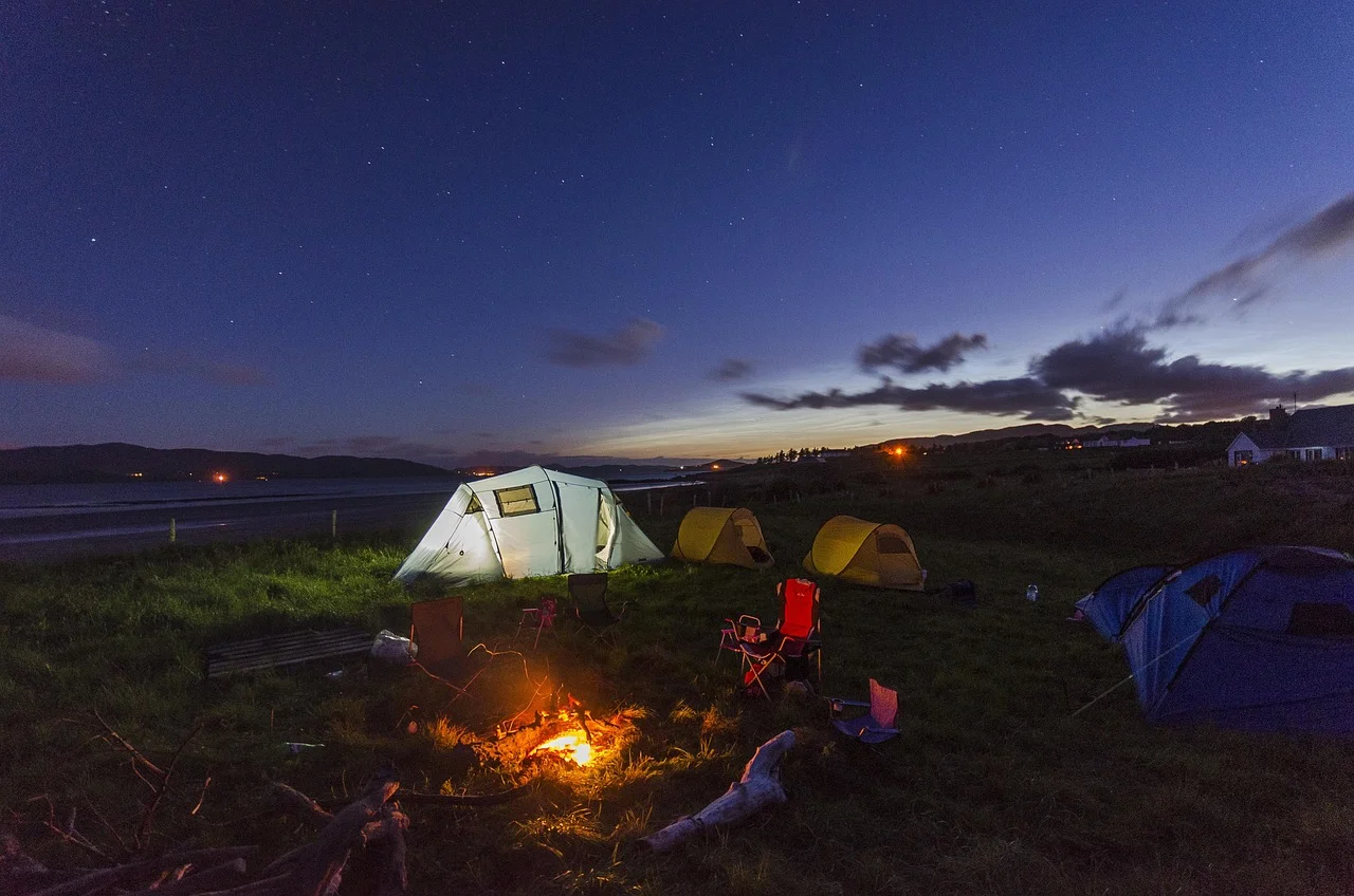 Camping i Dalarna med tält under stjärnhimlen