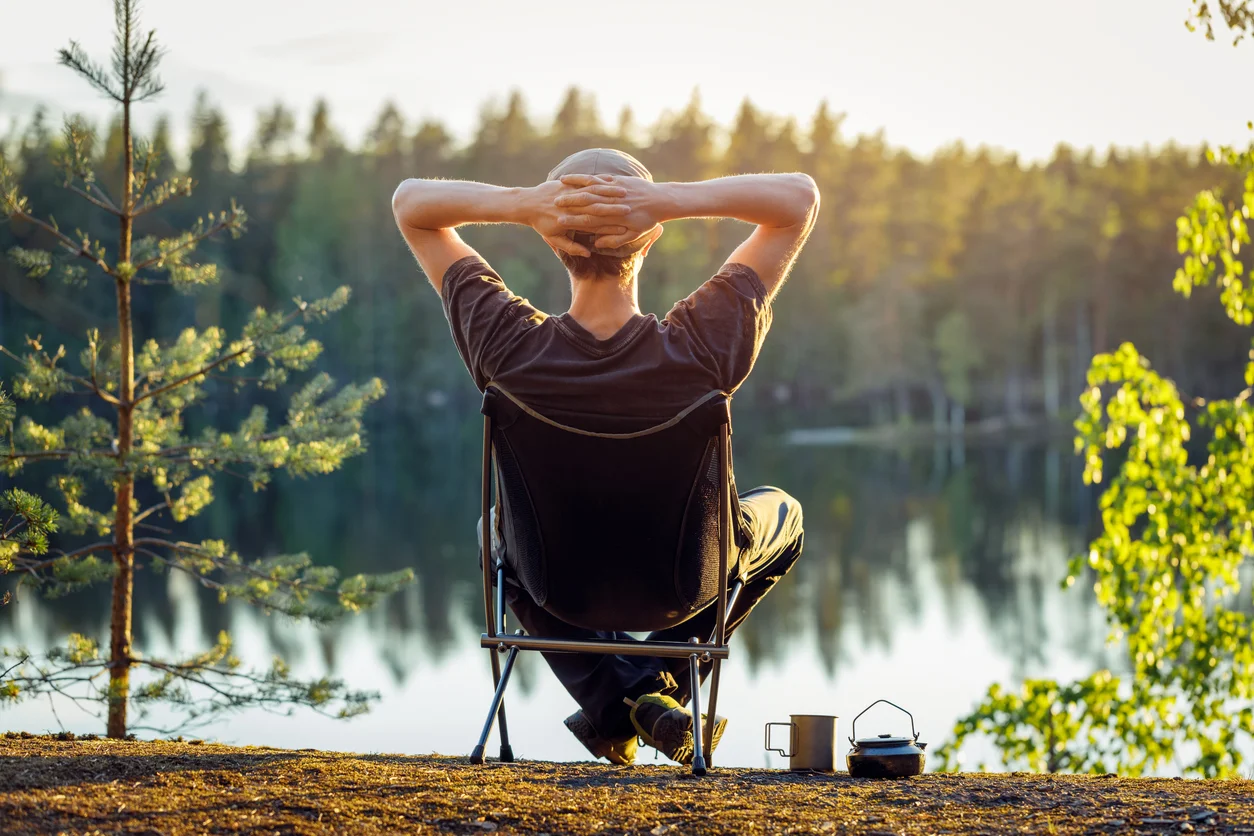 Man i campingstol i Norrlands vildmark