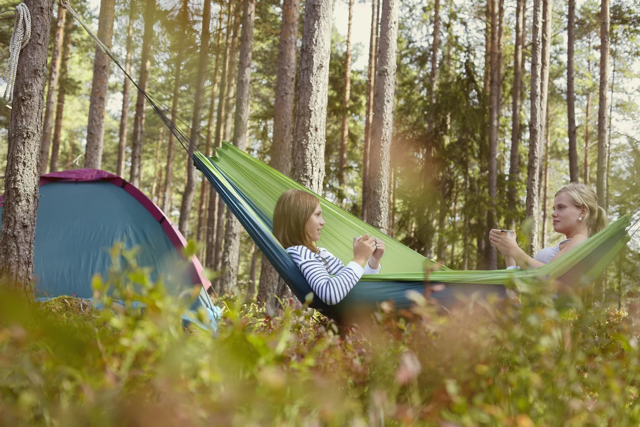 Avkoppling i hängmatta med tält i bakgrunden på Ölands camping