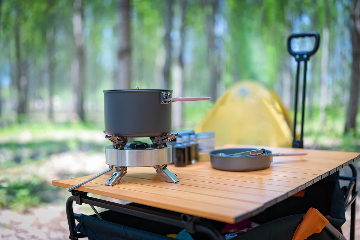 Kastrull på ett bord på camping i Södermanland
