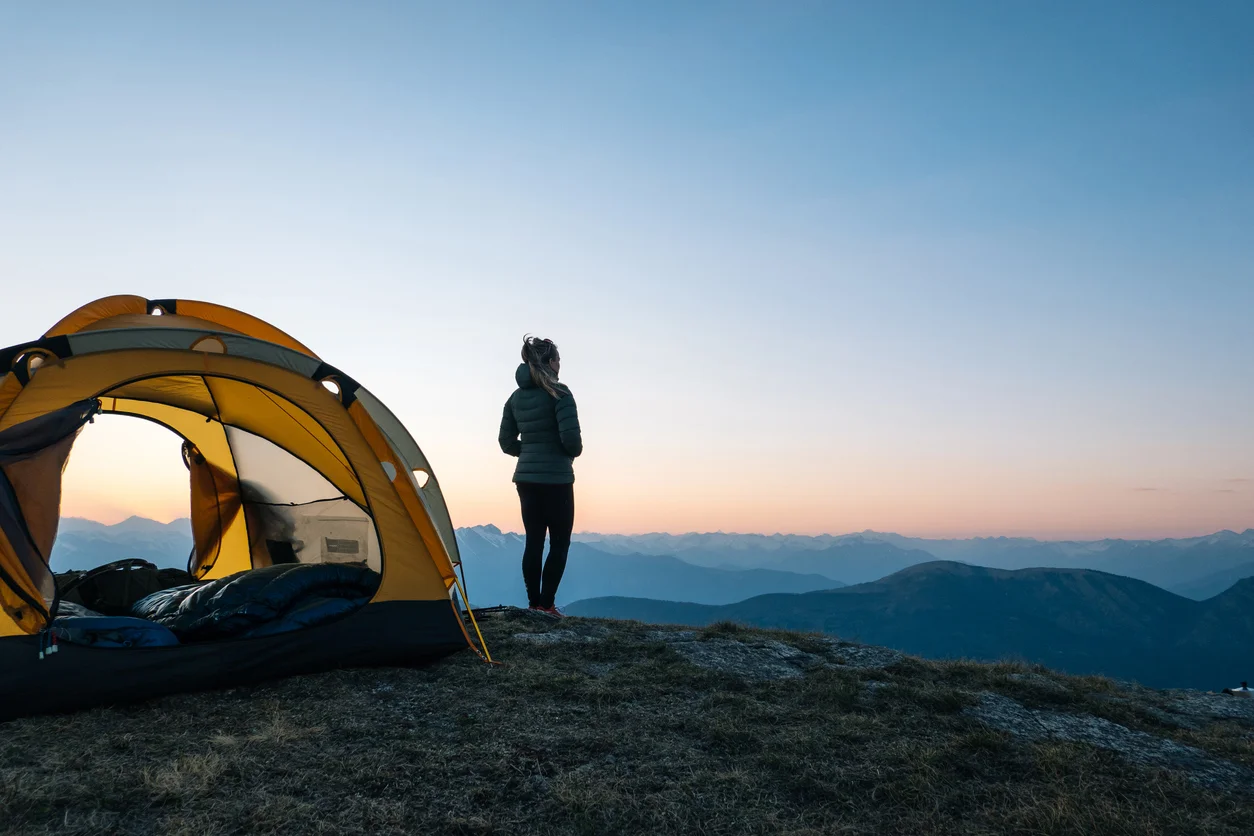 Camping i Sverige med sjöutsikt och tält