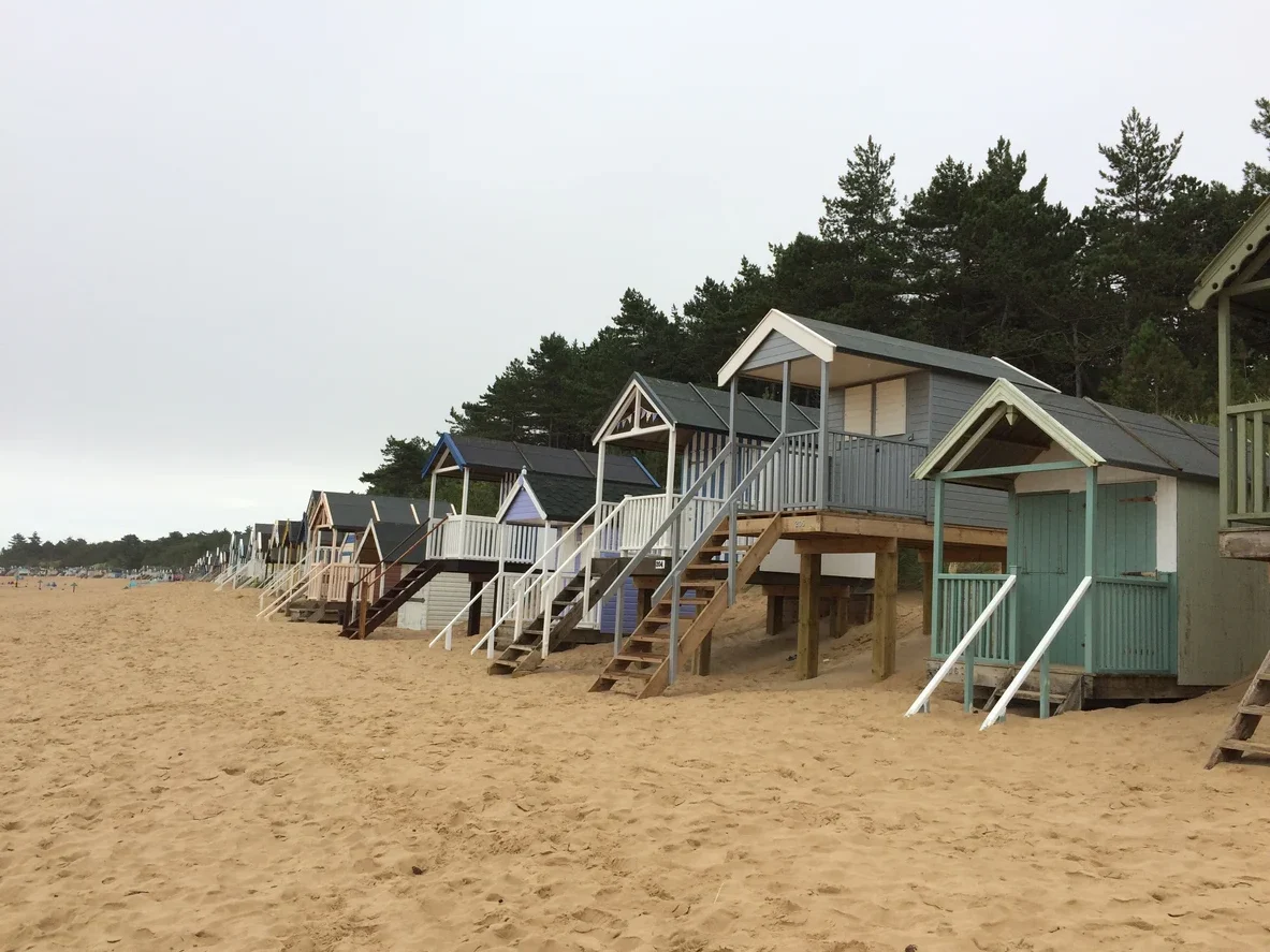 Bungalows på camping vid stranden på västkusten
