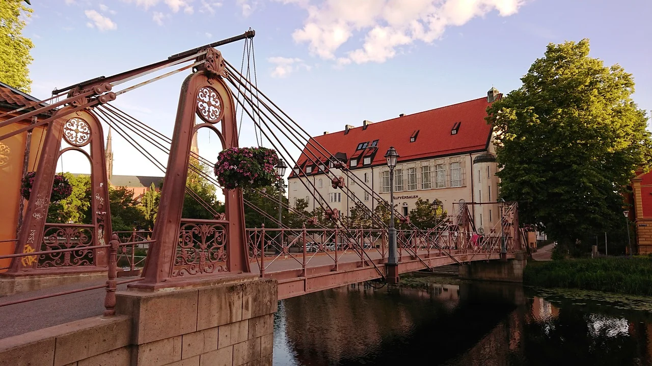Bro i Uppsala med stadens siluett i bakgrunden – en typisk vy från Uppland
