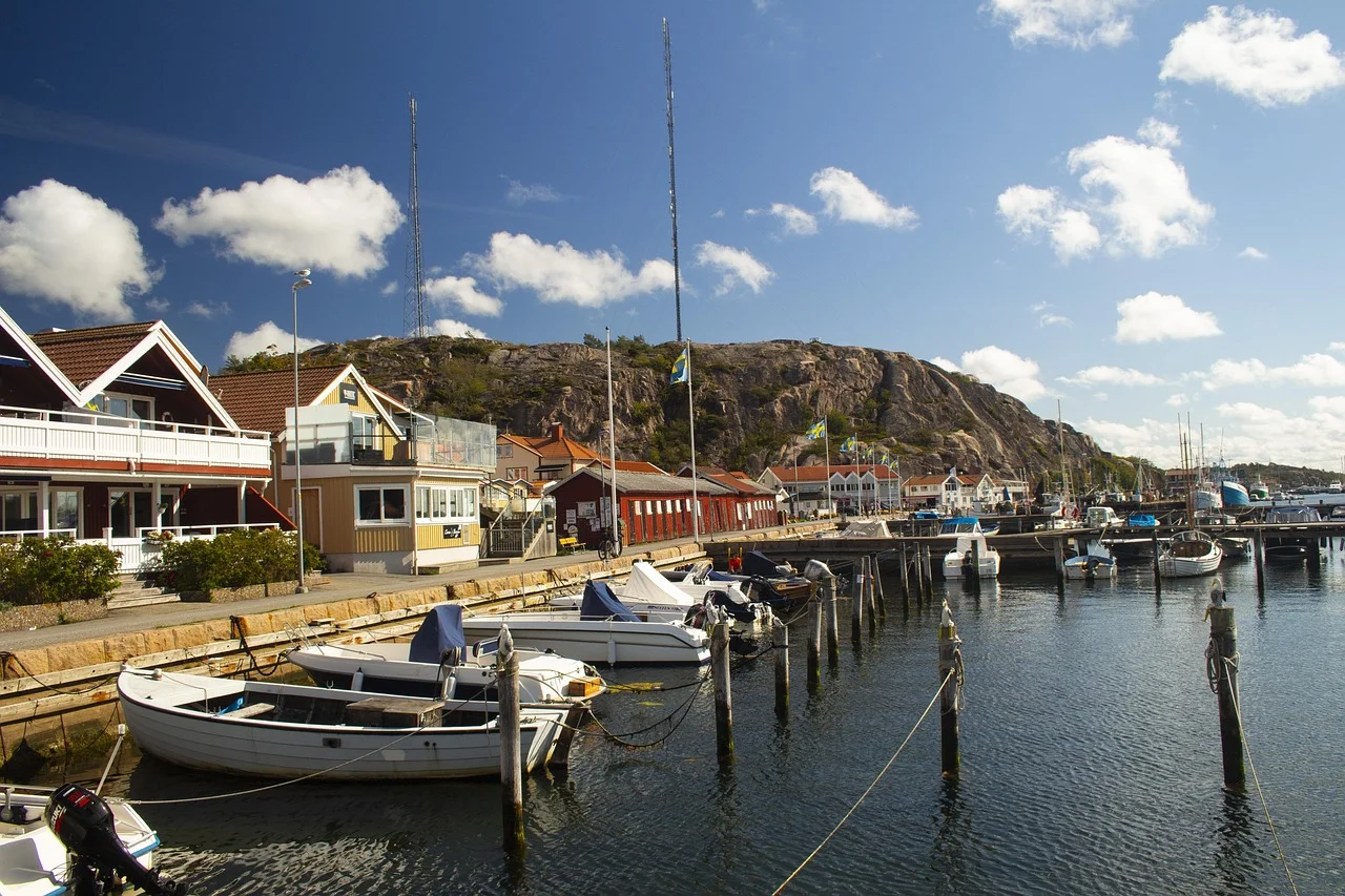 Brygga i Bohuslän med träbåtar och färgglada hus – perfekt för en dagsutflykt