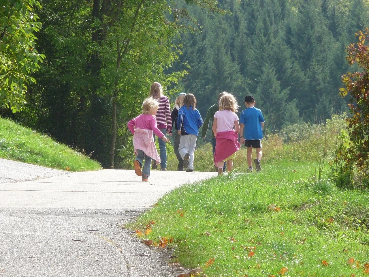 Familj som njuter av picknick vid en sjö under en dagsutflykt i Sverige