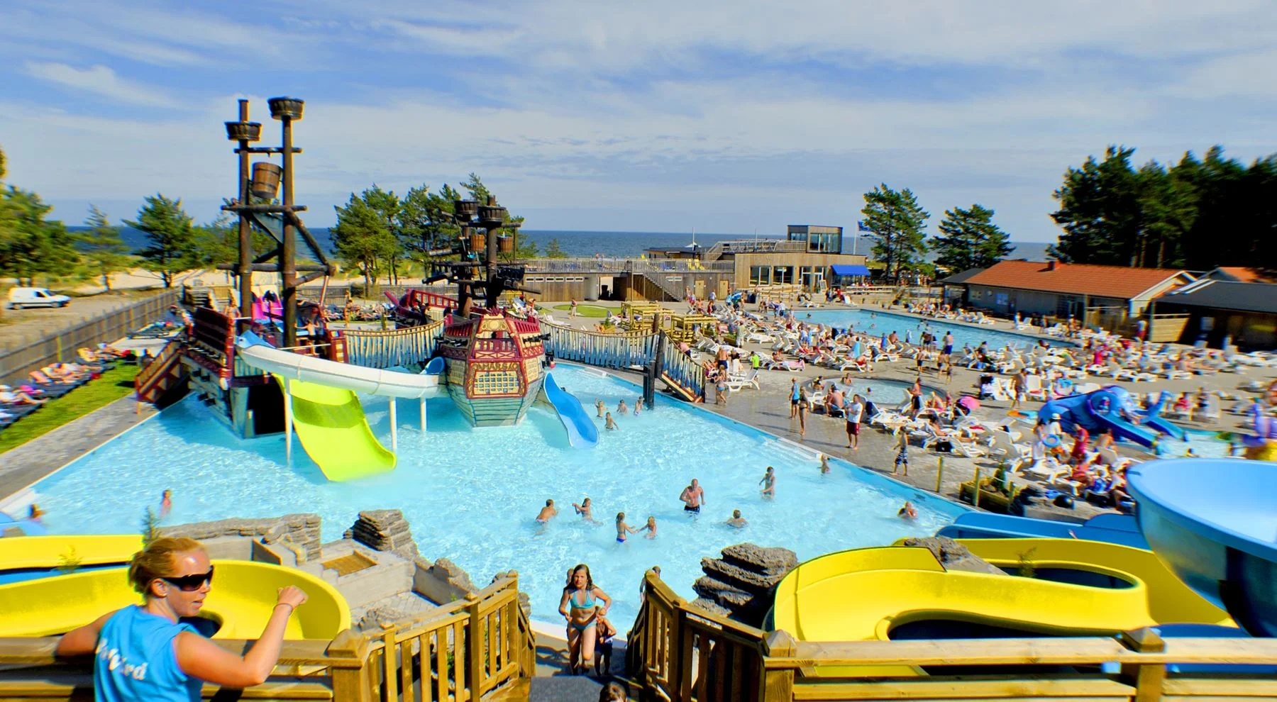 Utsikt över Böda Sand Resorts poolområde och campingens gröna omgivningar på Öland