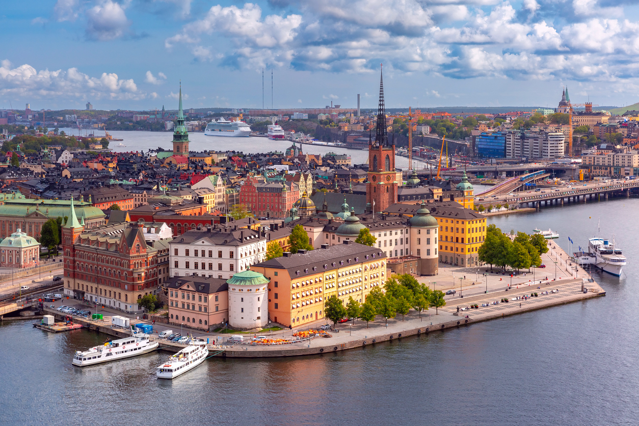 Panoramautsikt över Stockholms skyline från avstånd med vatten i förgrunden