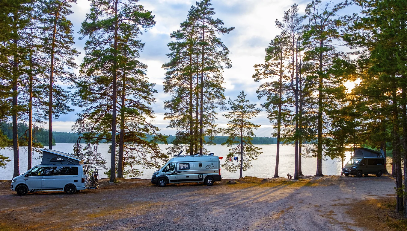 Husbilscamping vid lugn sjö i Småland, Sverige